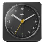 Braun Orologio Sveglia Analogico Classico Funzione Snooze e Luce, Movimento Continuo Silenzioso, Suono Sveglia Beep con crescendo, colore nero, modello BC03B.