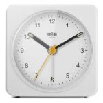 Braun Orologio Sveglia Analogico Classico Funzione Snooze e Luce, Movimento Continuo Silenzioso, Suono Sveglia Beep con crescendo, colore bianco, modello BC03W