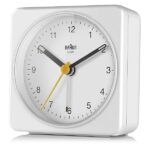 Braun Orologio Sveglia Analogico Classico Funzione Snooze e Luce, Movimento Continuo Silenzioso, Suono Sveglia Beep con crescendo, colore bianco, modello BC03W - immagine 3
