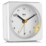 Braun Orologio Sveglia Analogico Classico Funzione Snooze e Luce, Movimento Continuo Silenzioso, Suono Sveglia Beep con crescendo, colore bianco, modello BC03W - immagine 5