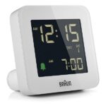 Braun Orologio Sveglia Digitale Radio controllato Fuso Orario Europa Centrale (DCF) con Funzione Snooze, Display LCD, Funzione Quick Set, Suono Sveglia Beep con crescendo, Bianco, BC09W-DCF.