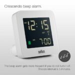 Braun Orologio Sveglia Digitale Radio controllato Fuso Orario Europa Centrale (DCF) con Funzione Snooze, Display LCD, Funzione Quick Set, Suono Sveglia Beep con crescendo, Bianco, BC09W-DCF. - immagine 3