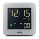 Braun Sveglia digitale radiocontrollata per fuso orario dell'Europa centrale (DCF) con snooze, display LCD, impostazione rapida, allarme acustico in crescendo, grigio, modello BC09G-DCF. - immagine 3