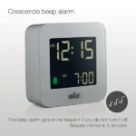 Braun Sveglia digitale viaggio radiocontrollata per fuso orario dell'Europa centrale (DCF) con snooze, dimensioni compatte, allarme acustico in crescendo, grigio, modello BC08G-DCF. - immagine 3