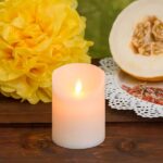 Candela cilindrica Cera Ruvida Avorio, Ø 7,5 cm, h 10 cm, LED Bianco Caldo, Fiamma in Movimento, Timer, Telecomando Opzionale, Batteria, Interno - immagine 4