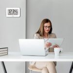 Marathon Orologio da parete Atomic di design | Orologio da parete digitale con temperatura interna, umidità e sveglia | 12/24 ore | Lunetta in acrilico lucido | Cornice di cristallo - immagine 3