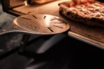 Ooni Pala pizza da 17 cm, Pala forata per forno pizza, Pala per pizza in alluminio anodizzato, Pala gira pizza - immagine 9