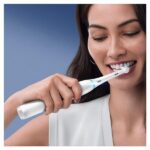 Oral-B iO 8 Go Electric Spazzolino Elettrico Puizia professionale Profonda,Intelligenza Artificiale,Micro-Vibrazioni, 1 Testina, Custodia Viaggio,Batteria Litio, Idea Regalo, Smart Modes, Bianco - immagine 4