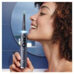 Oral-B iO 9 - Spazzolino elettrico con tecnologia magnetica, microvibrazioni, 7 programmi di pulizia e display a colori, custodia da viaggio, nero onice - immagine 6