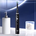 Oral-B iO Series - Spazzolino da denti elettrico ricaricabile con 1 manico intelligente, colore nero, 1 spazzola e 1 custodia da viaggio Premium in omaggio - immagine 3