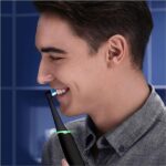 Oral-B iO Series - Spazzolino da denti elettrico ricaricabile con 1 manico intelligente, colore nero, 1 spazzola e 1 custodia da viaggio Premium in omaggio - immagine 4