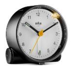 Orologio Sveglia Analogico Classico Braun con Snooze e Luce, Movimento al Quarzo silenzioso, Suono Sveglia Beep con crescendo, colore nero e bianco, modello BC01BW.