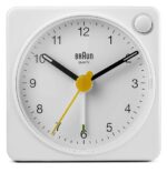 Orologio Sveglia Analogico Classico Braun da viaggio con Funzione Snooze e Luce, dimensioni ridotte, Movimento al Quarzo silenzioso, Suono Sveglia Beep con crescendo, colore bianco, modello BC02XW.