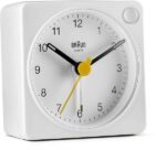 Orologio Sveglia Analogico Classico Braun da viaggio con Funzione Snooze e Luce, dimensioni ridotte, Movimento al Quarzo silenzioso, Suono Sveglia Beep con crescendo, colore bianco, modello BC02XW. - immagine 3