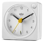 Orologio Sveglia Analogico Classico Braun da viaggio con Funzione Snooze e Luce, dimensioni ridotte, Movimento al Quarzo silenzioso, Suono Sveglia Beep con crescendo, colore bianco, modello BC02XW. - immagine 4