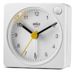 Orologio Sveglia Analogico Classico Braun da viaggio con Funzione Snooze e Luce, dimensioni ridotte, Movimento al Quarzo silenzioso, Suono Sveglia Beep con crescendo, colore bianco, modello BC02XW. - immagine 6
