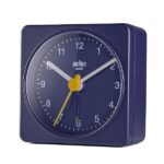 Orologio Sveglia Analogico Classico Braun da viaggio, dimensioni ridotte, Movimento al Quarzo silenzioso, Suono Sveglia Beep con crescendo, colore blu, modello BC02BL. - immagine 3