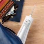 Waterpik Idropulsore Portatile Freedom, Strumento di Rimozione della Placca Dentale e Batteri, Senza Fili e Waterproof, Ideale per Viaggi, Piccoli Bagni o Uso in Doccia, Nero (WF-03UK010) - immagine 3