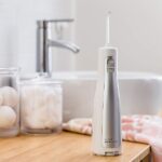Waterpik Idropulsore Portatile Freedom, Strumento di Rimozione della Placca Dentale e Batteri, Senza Fili e Waterproof, Ideale per Viaggi, Piccoli Bagni o Uso in Doccia, Nero (WF-03UK010) - immagine 7